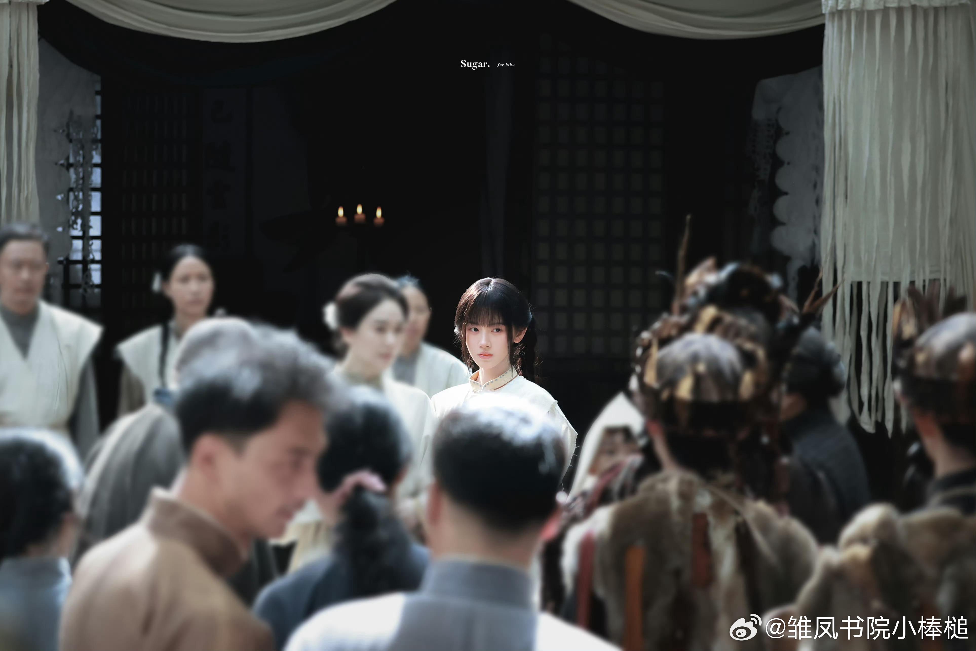 鞠婧祎苏绿夏 jjy鞠婧祎万花世界 流云缓缓掠过檐头，孤影立阶前，任凭心事随落花