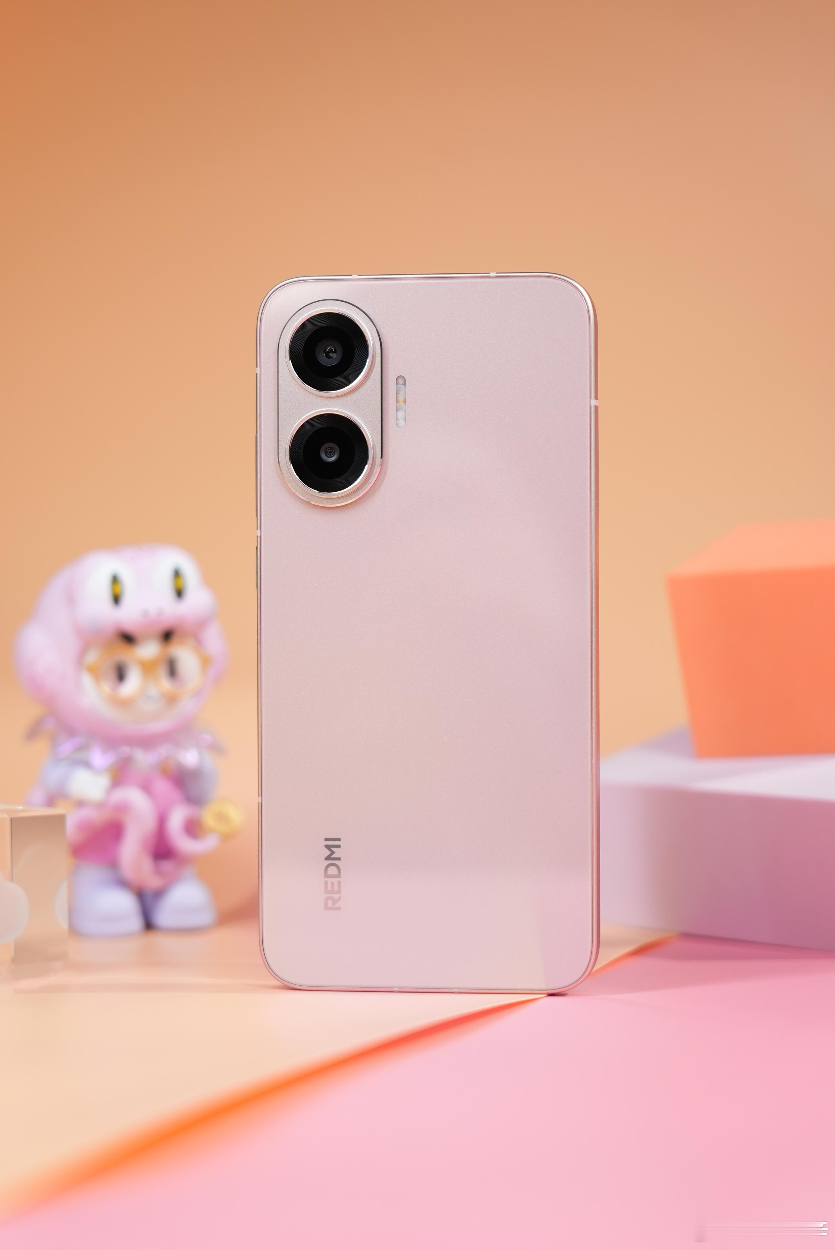 REDMI Turbo 4 新出的粉金配色感觉如何？背面在户外阳光下，看起来像是