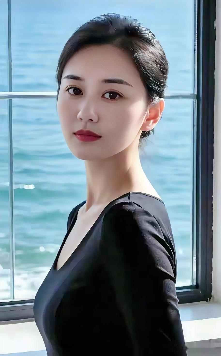 凝眸窗外碧波，青丝优雅盘起。一袭黑裙勾勒出从容的轮廓，光影流转间，清冷与温柔交织