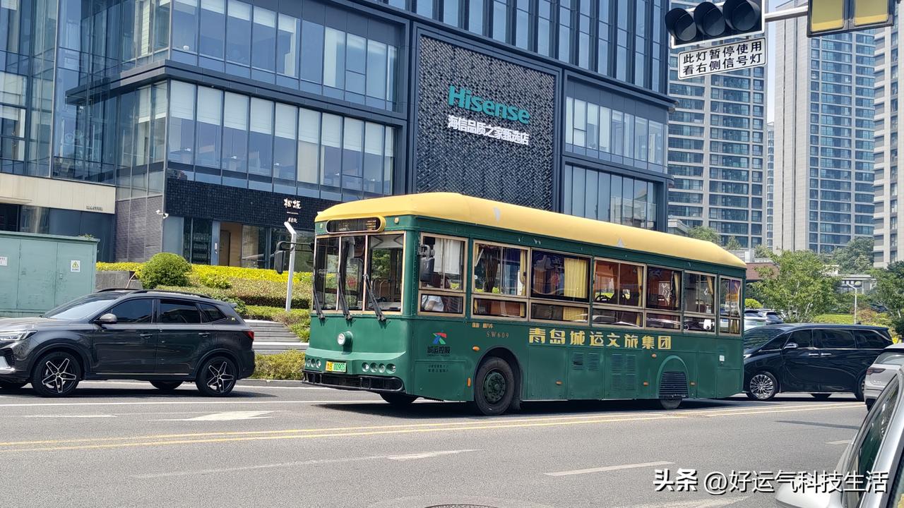 来青岛旅游真的不用瞎打车！今天在街上偶遇咱们青岛超火的怀旧观光公交，瞬间被惊艳到