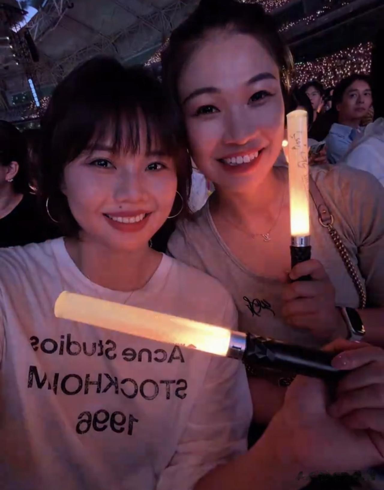 闺蜜情深！刚刚在亚运会上夺冠的，中国女排队长龚翔宇去上海追星。前两天从日本名古屋