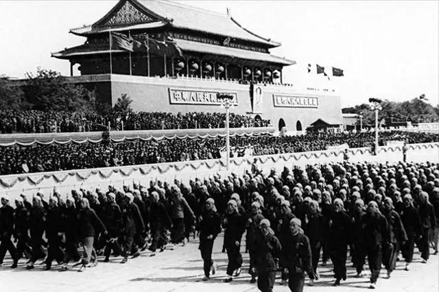 1949年，全国还没完全解放，毛主席为什么非要抢在这一年建国？其实，在1949年