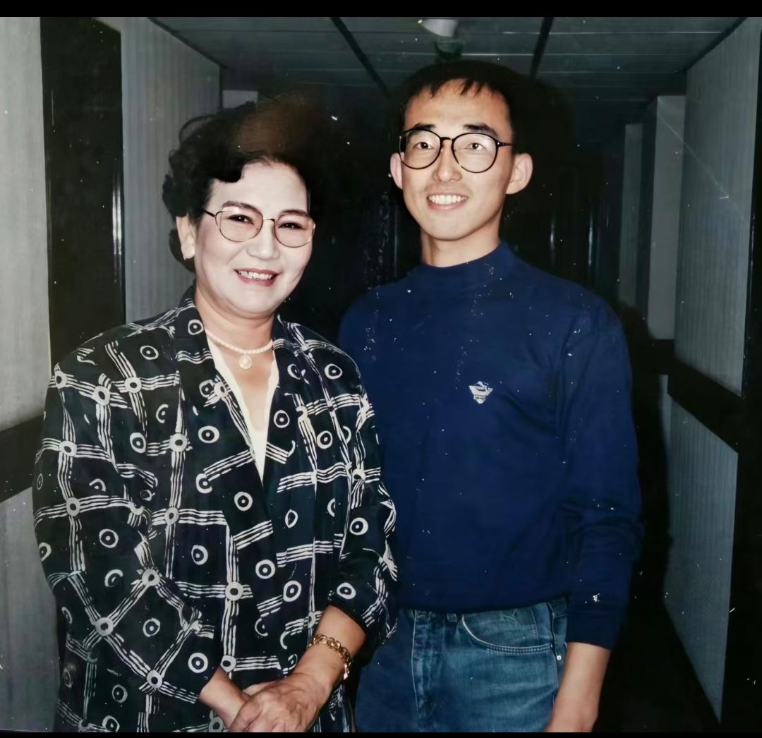 90年代，赵丽蓉与青年粉丝，一张温馨的合影，这张照片拍摄于九十年代，地点是演出场