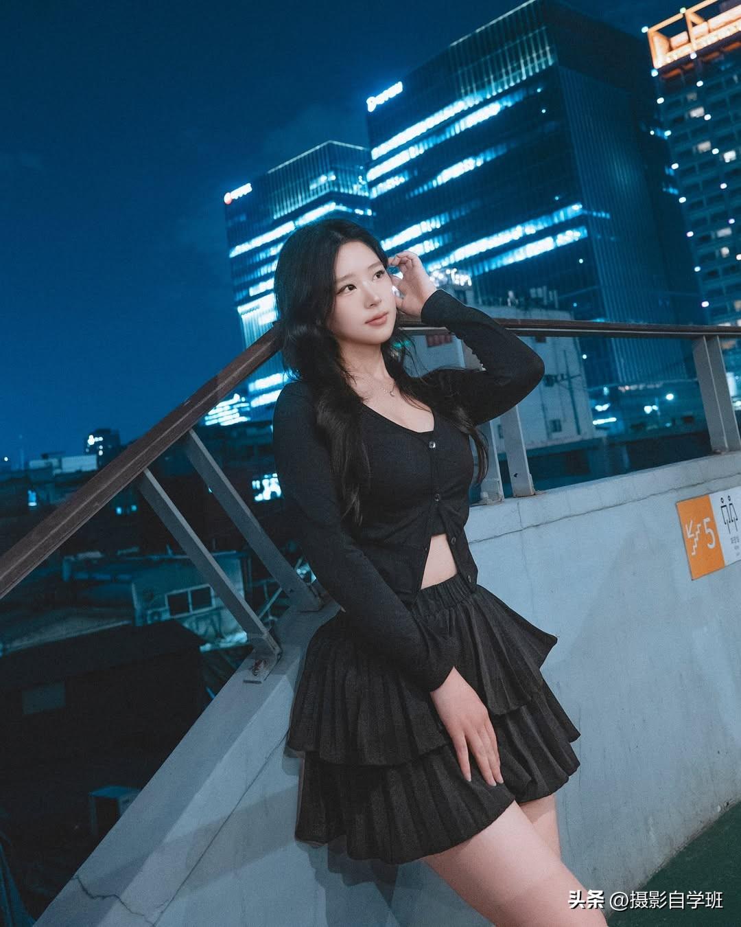 夜景拍照姿势2个
1.靠天桥墙上
站在栏杆旁，一只手轻轻摸头发，身体侧对镜头。