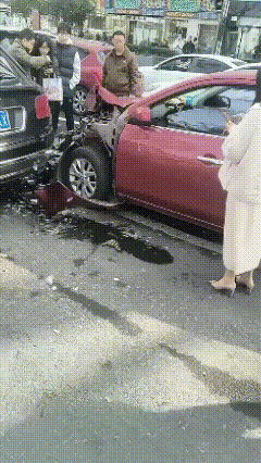 呜呜呜，不是我，是我一个朋友。
她开车把一辆宾利给撞了，她的车头撞得稀碎，对方只