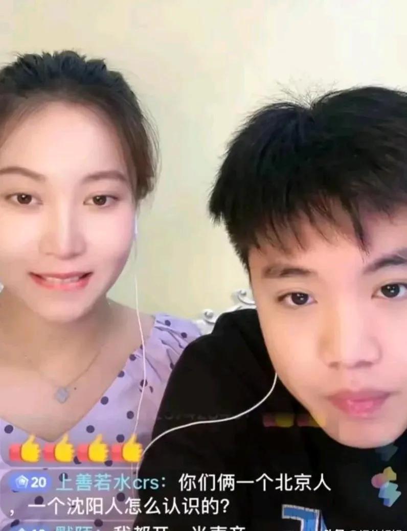 同样是王小利的儿子，王亮和王梓嘉兄弟俩，素质却截然不同。
王梓嘉开直播回答网友问