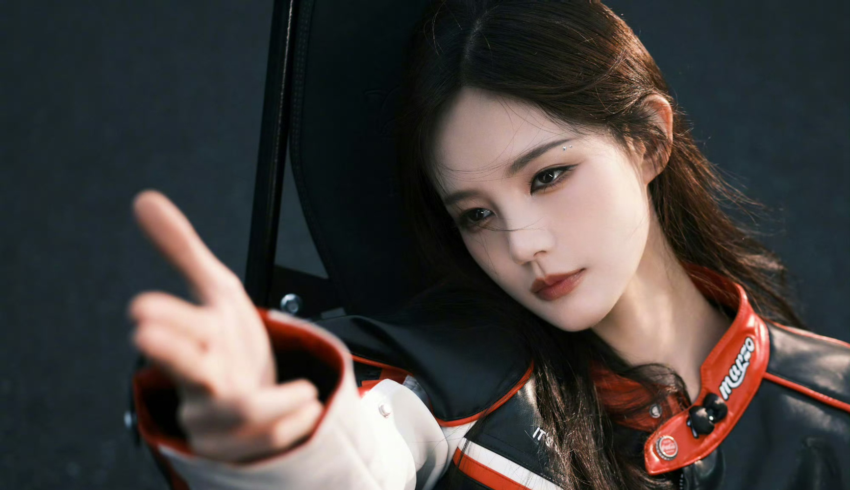 李一桐赛车服营业大片，酷飒美女赛车手，不一样的感觉！ ​​​