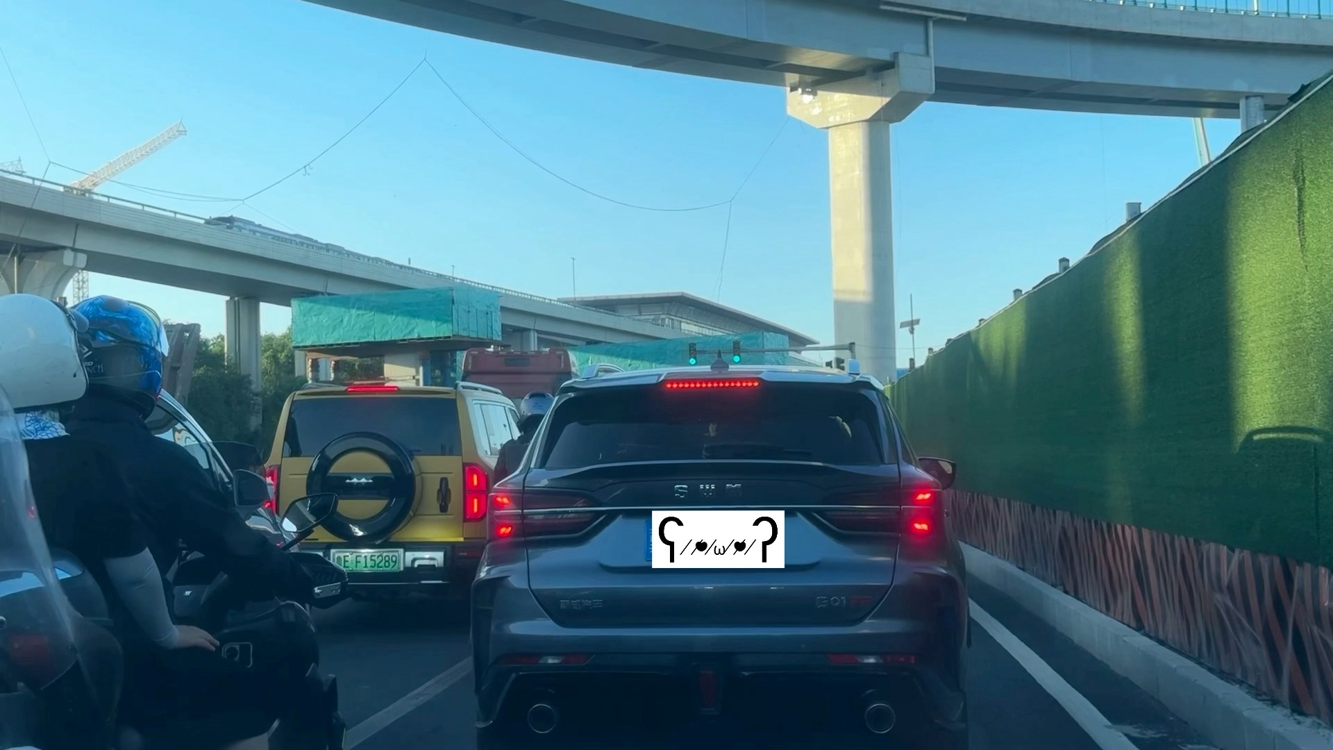 斯威汽车，大家还有印象吗？本想给大家拍个车屁股，结果不慎拍到了交通乱象……哎……