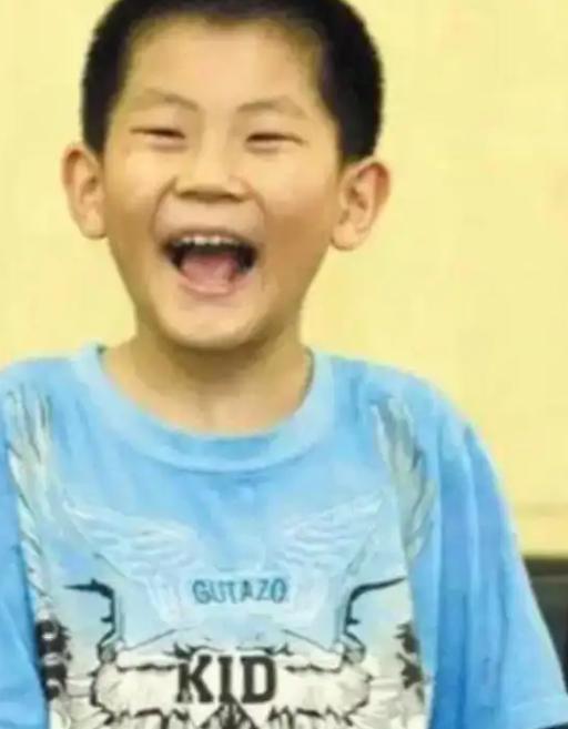 他被称为“山东神童”，3天念完小学，10岁参加高考，考出566分，读1年大学嫌太
