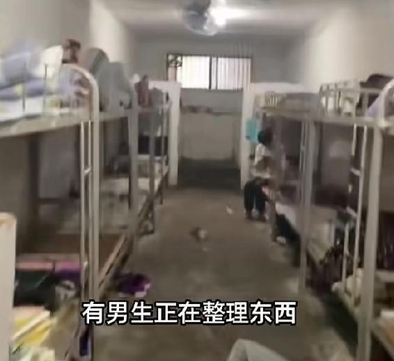 太夸张了，比做牢还惨，湖南一学校疑似公厕改成宿舍，宿舍住24人厕所开放
都202