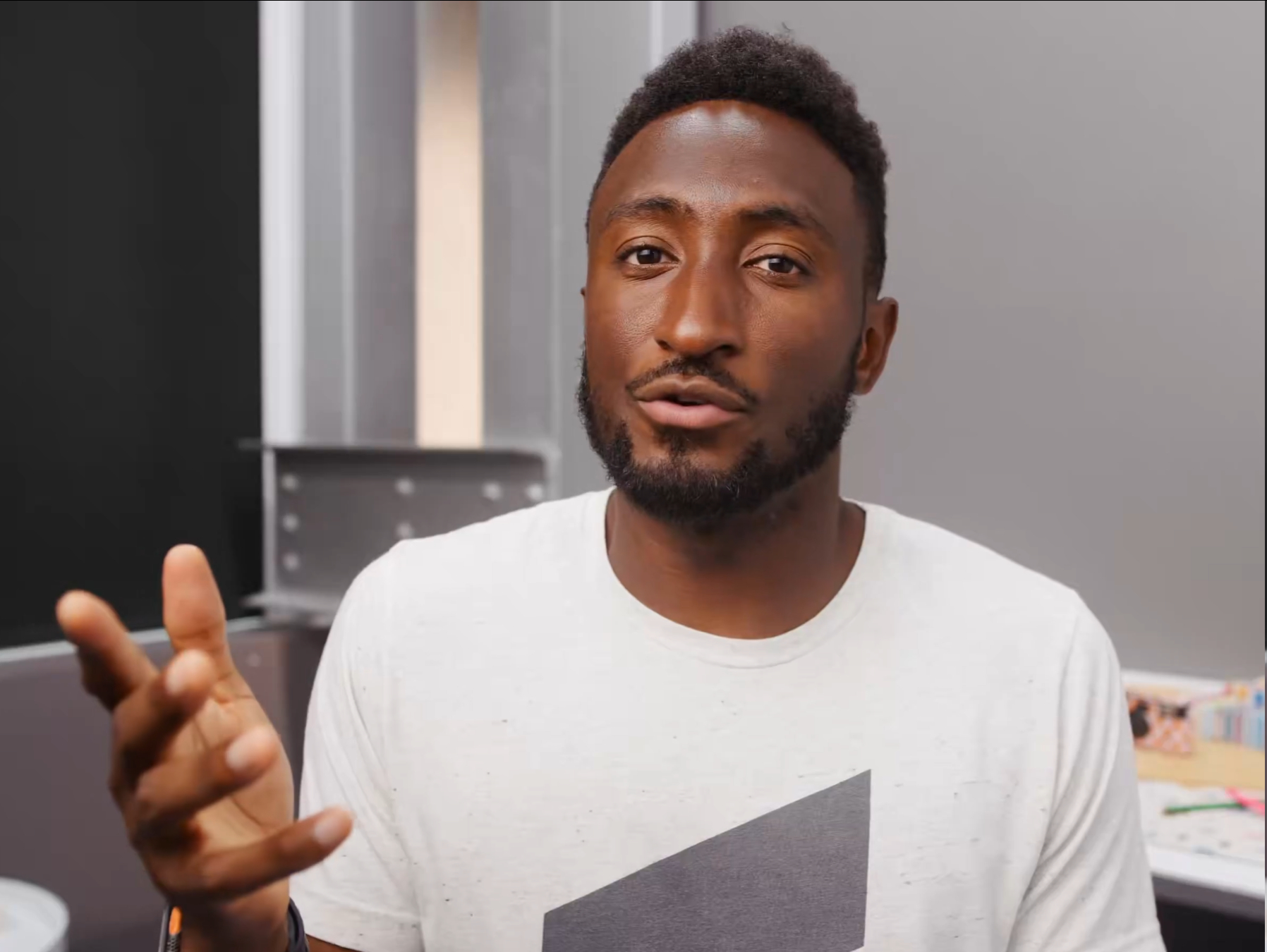 Marques Brownlee，那个国外评测数码产品的顶流博主（图1），竟然参