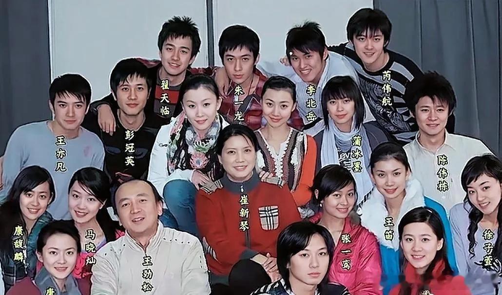 学生时代的朱一龙青涩的不敢认，彭冠英和现在差不多，一眼就认出来了 ​​​