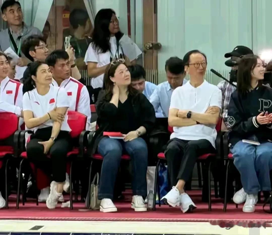 有人说女人嫁给比自己老很多的男人，也会容易变老，比如照片中的这一对夫妻，女的46