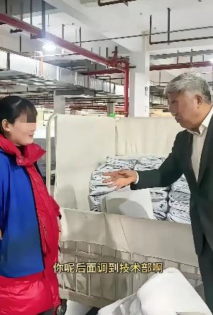 安徽宣城一家工厂，老板巡视时看见一名怀孕女工正弯腰搬货，肚子快顶到箱子了，她还在