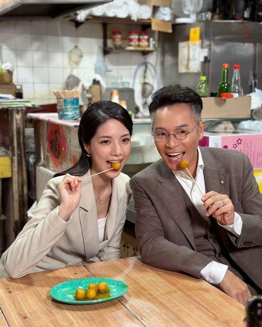 郭晋安真的老了，拍新戏路透两鬓斑白，满脸皱纹，一口烤瓷牙太抢镜了。 ​​​