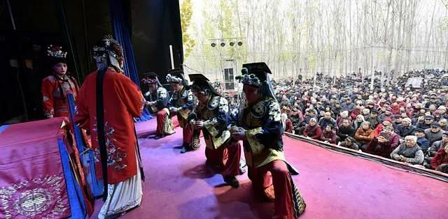 湖北豫剧团闯安徽，阜阳演出现场万人空巷！跨省唱戏照样封神
 
湖北老河口豫剧团，