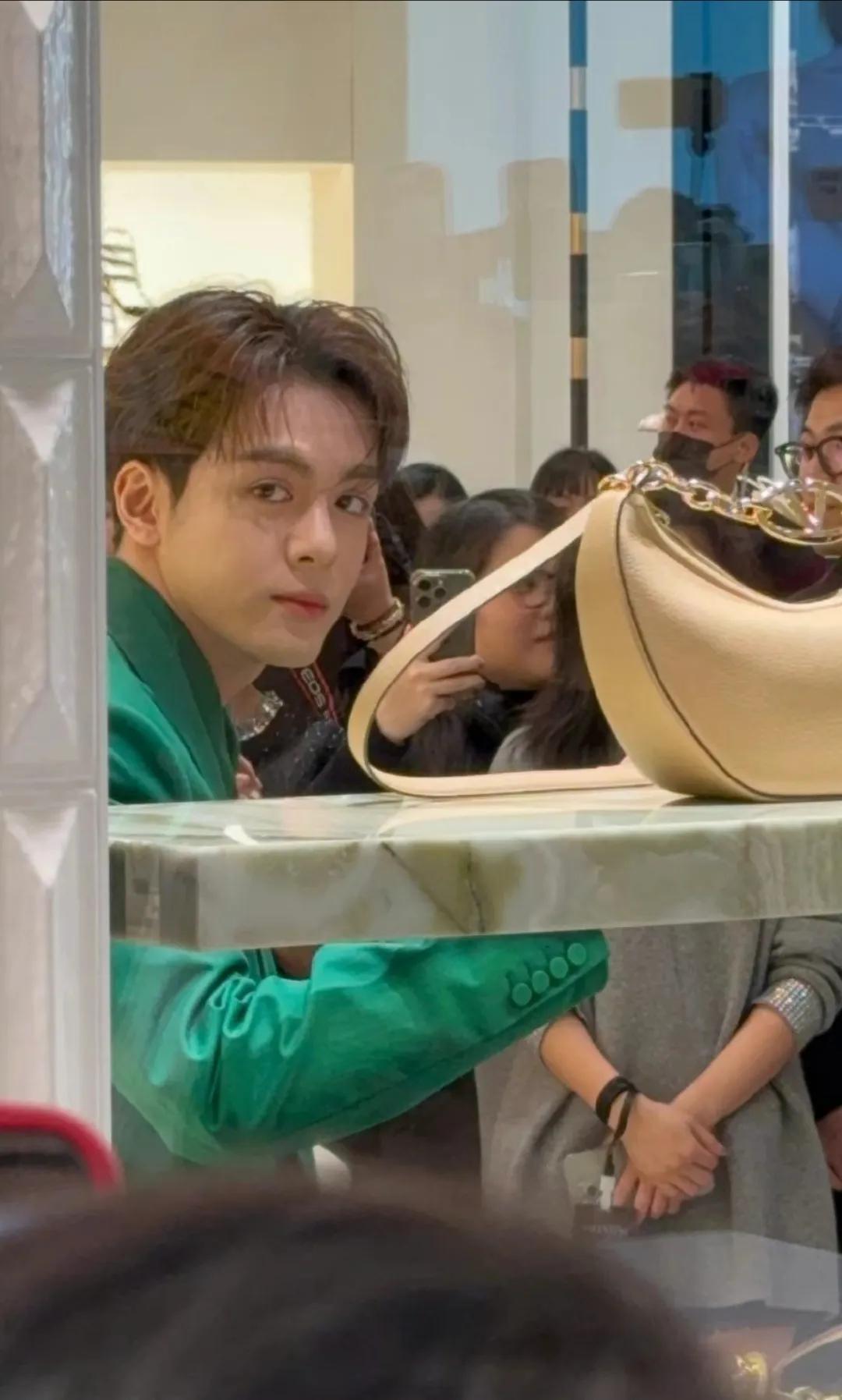 曾舜晞今日活动回深圳了！他本来就是深圳人，回到家乡果然很亲切的感觉，本人太帅了，