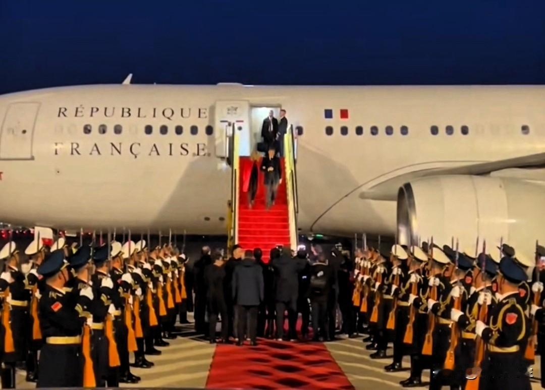 马克龙发文: 北京！我与夫人布里吉特及随行代表团，十分高兴开启此次对中国的第四次