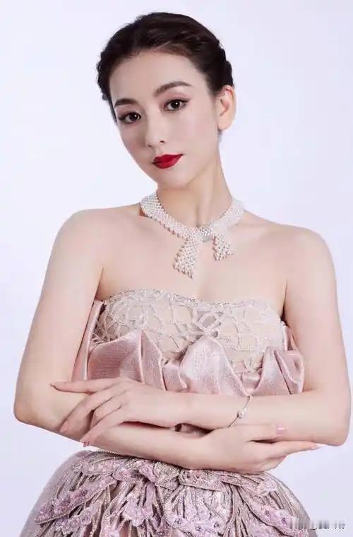 这个夏天，“天王嫂”方媛带着两个女儿回到安徽芜湖的老家过暑假，母女三人一身清爽白