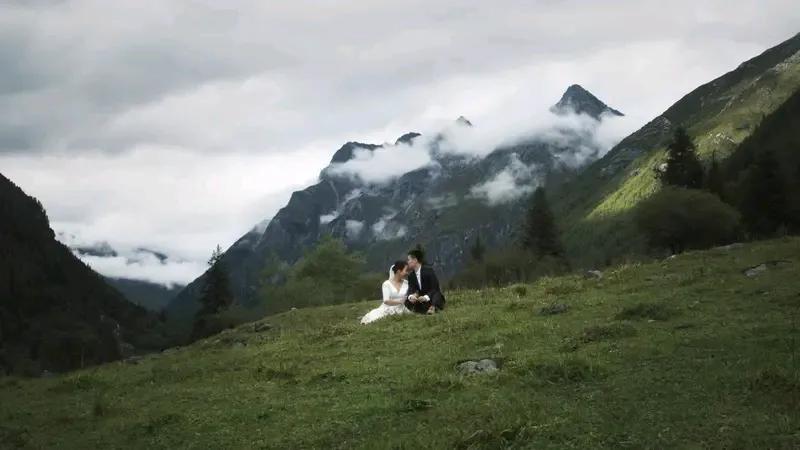 一个网友说：
老公啥都好，每月工资按时上交，
每晚作业也按时完成，对我很好，
就