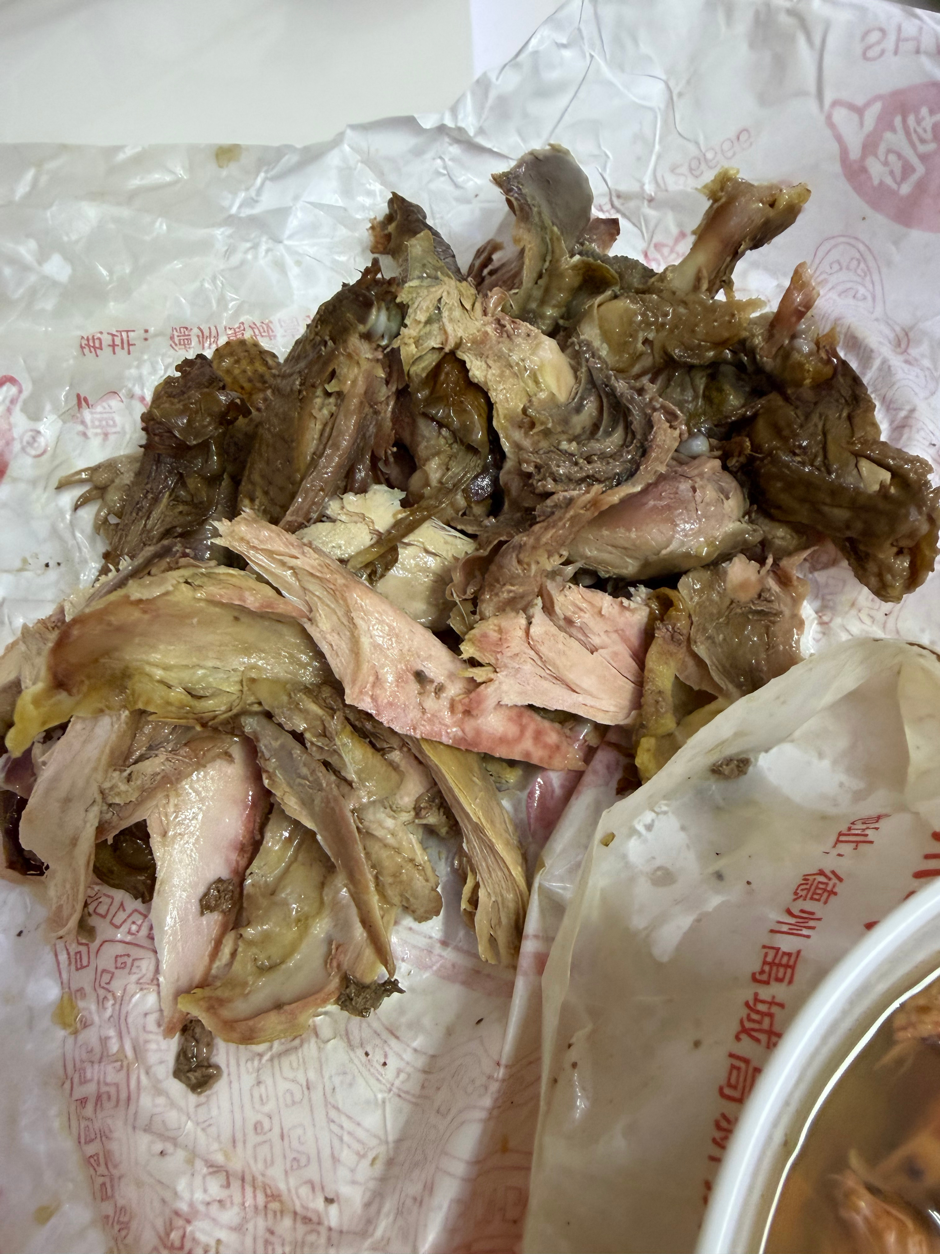 儿子看了一本美食的书，说吃了德州扒鸡，就可以成为食物链顶端的人。。。这不，我朋友