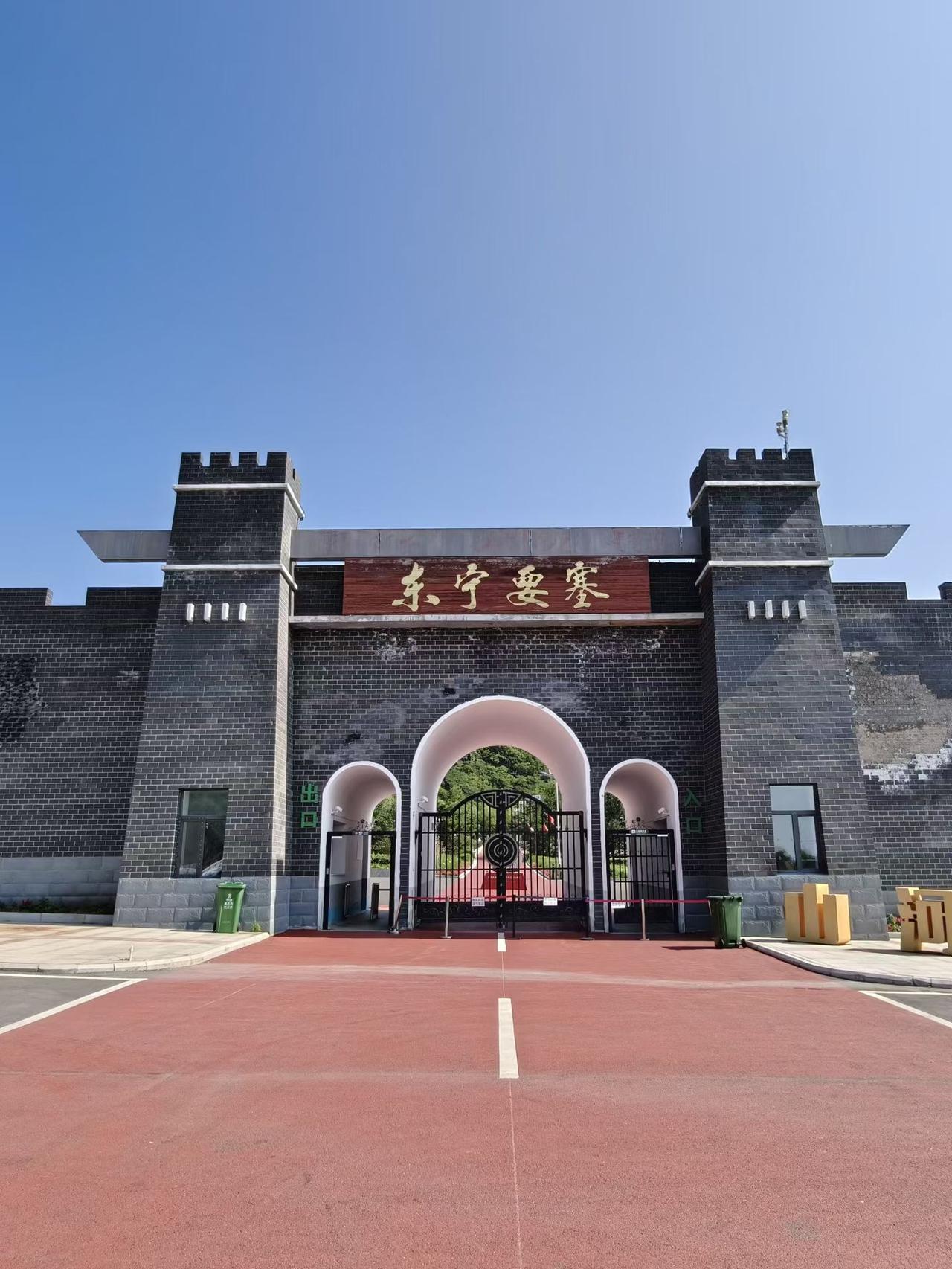 沿G331国道一路向东，穿行完层峦叠嶂的完达山余脉，一边是郁郁苍苍的林海，一边是