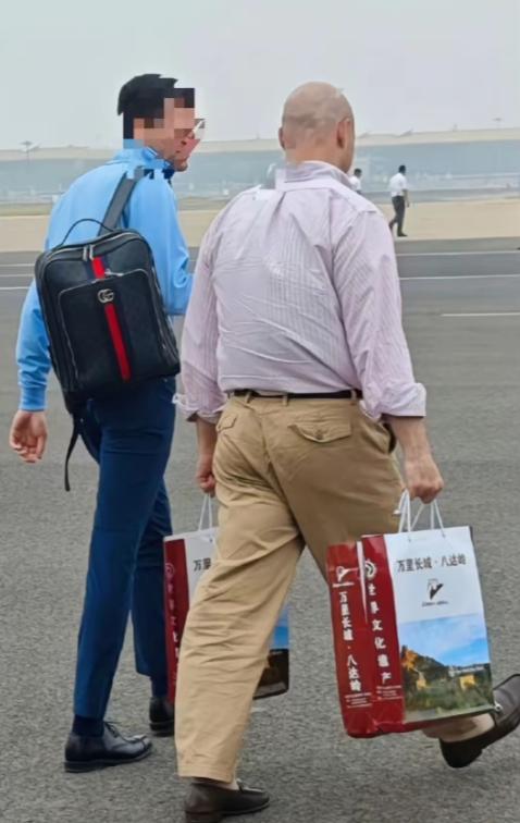 空军1号里不让放，并不影响美国人对中国产品的喜爱

15号当天，跟随特朗普登上空