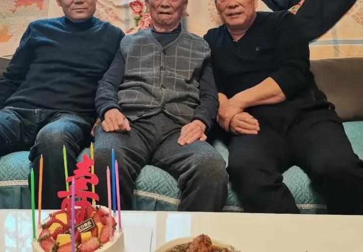 “关我屁事！”昨天，台湾的岳父过65岁生日，我从江西南昌赶往祝贺，带了2箱白酒、