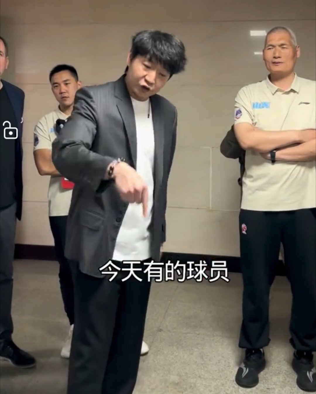 山东主场68-96惨败上海，赛后邱彪忍无可忍：今天有的球员就不配做职业球员！网友