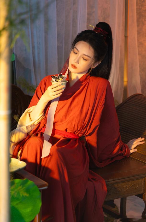 陈小纭身上的诡魅感这组古风写真里，陈小纭的红衣男装高马尾很有辨识度，女装青绿纱裙
