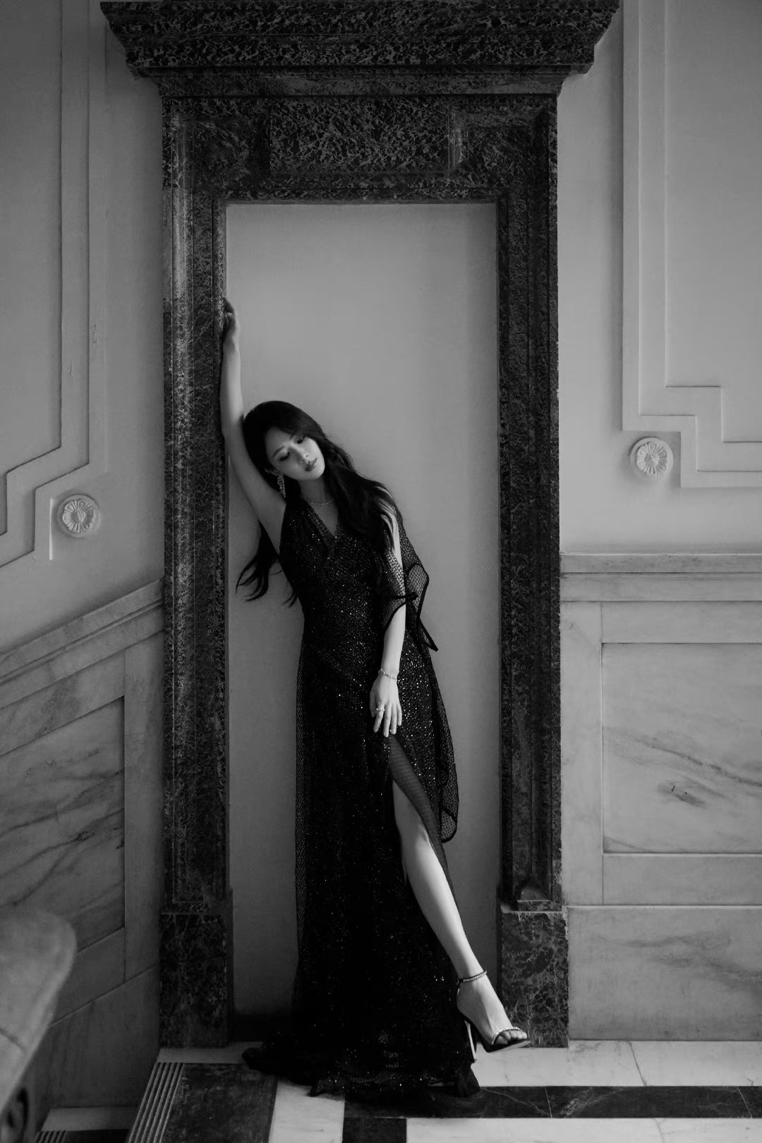 #杨紫工作室出图#杨紫的工作室出图啦。造型上也太美了吧。长发飘起，裙摆摇曳，又美