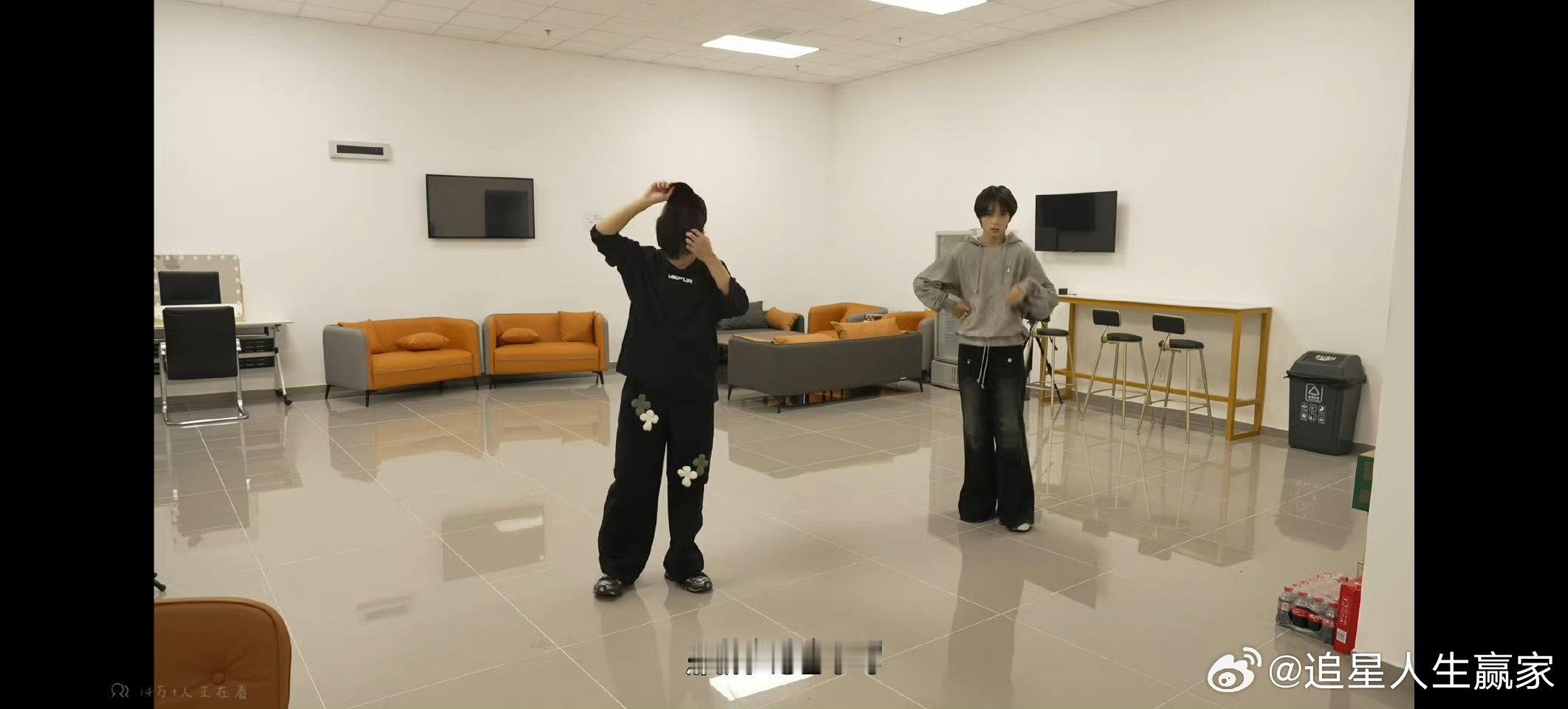 王橹杰想和穆祉丞合照 行呗，王橹杰想要王橹杰得到。 