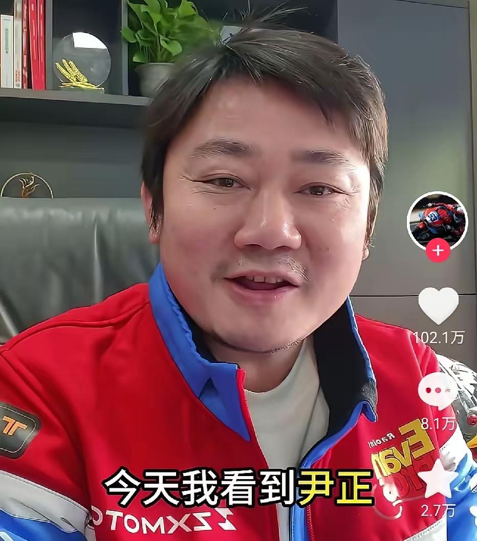 夺冠那晚，张雪在重庆对着直播画面哭了。
不是矫情。是世界超级摩托车锦标赛——WS