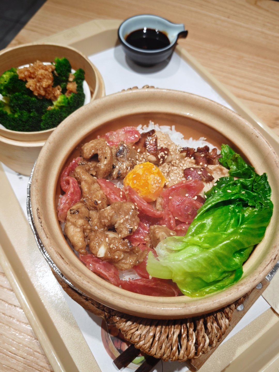 今天的煲仔饭火候恰到好处，米饭不硬