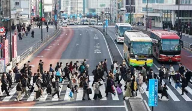 日本经济总量的天花板是6万亿美元，30年过去了，还没突破，遥遥无期。德国的天花板