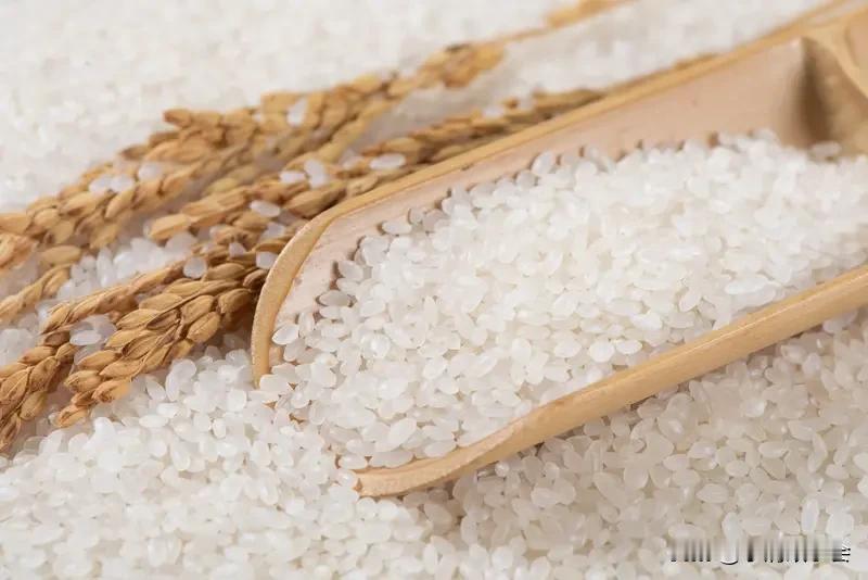 大米和面粉哪个含糖高，这还真有点争议。有说法称大米含糖量相对高，它是高淀粉食物，