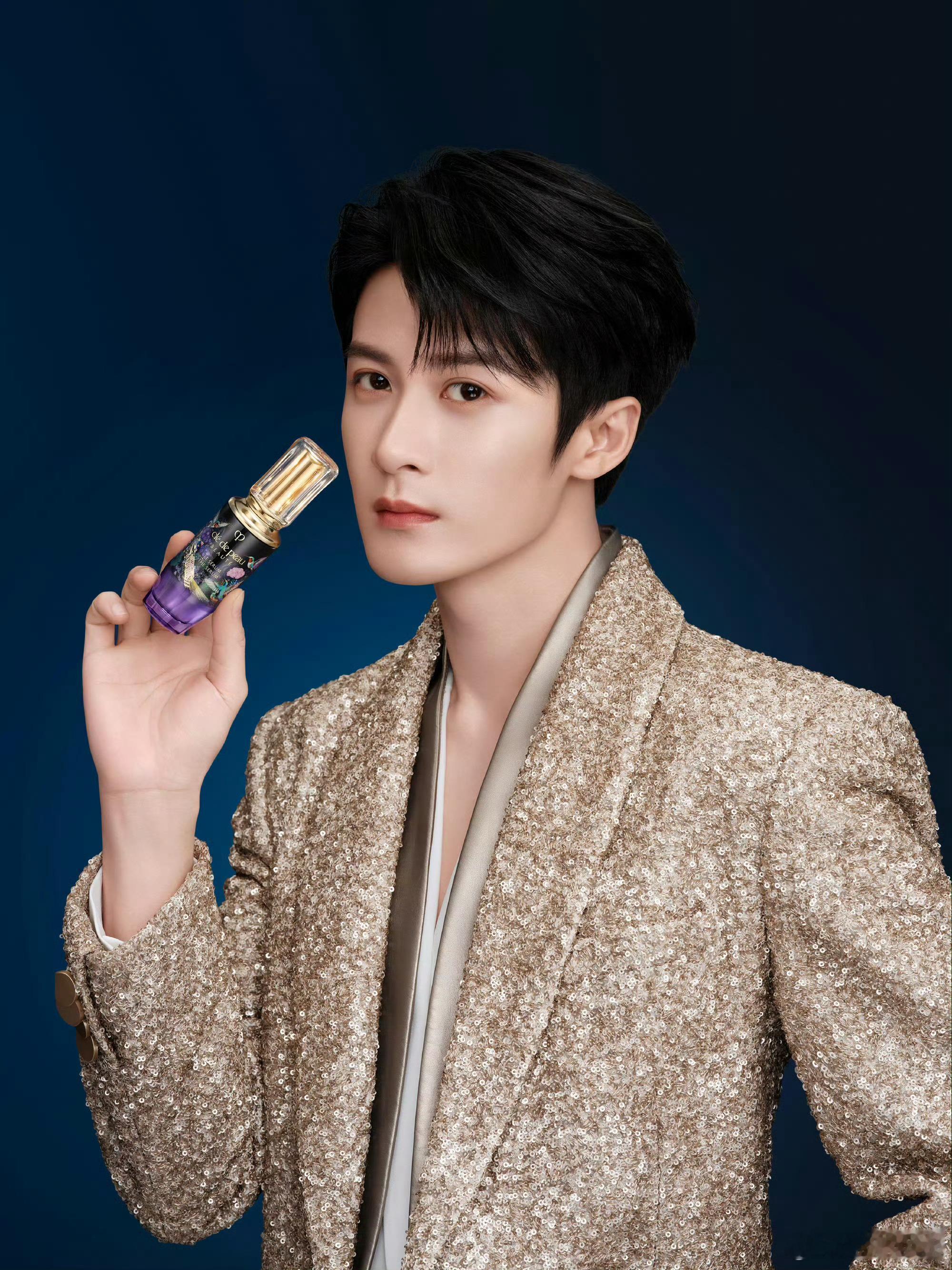 檀健次优雅王子檀健次假日合作曲上线 谁懂檀健次的优雅王子氛围感！举手投足间的贵气