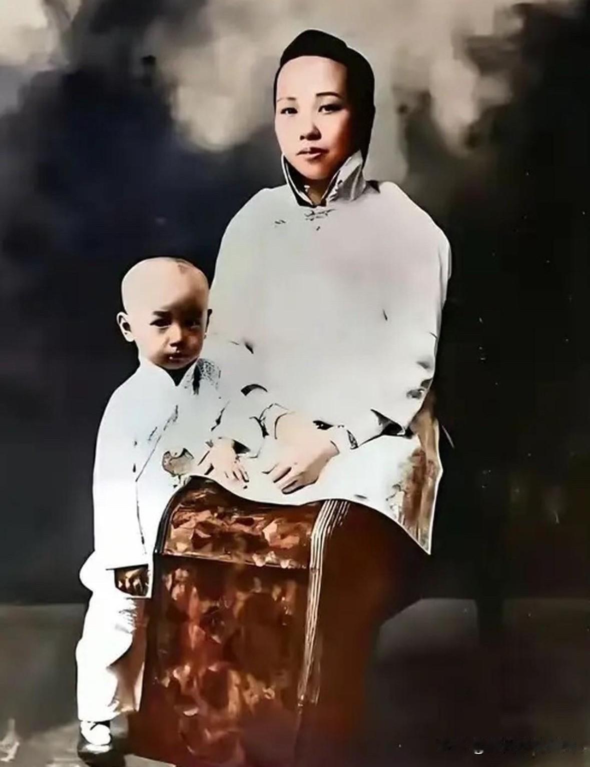 这张是少年时候的钱学森与母亲章兰娟的一张十分温馨的合影。少年钱学森眉眼软萌，大耳