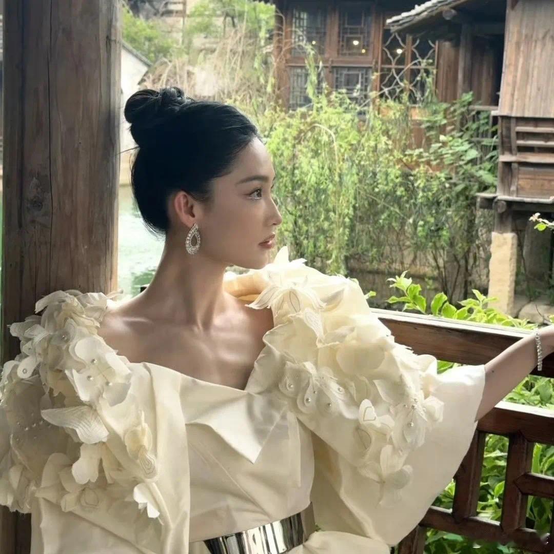 圈内某资本有意促成李沁和杨洋合作，虽说资本只是提议，但李沁听到风声后就直接拒绝了