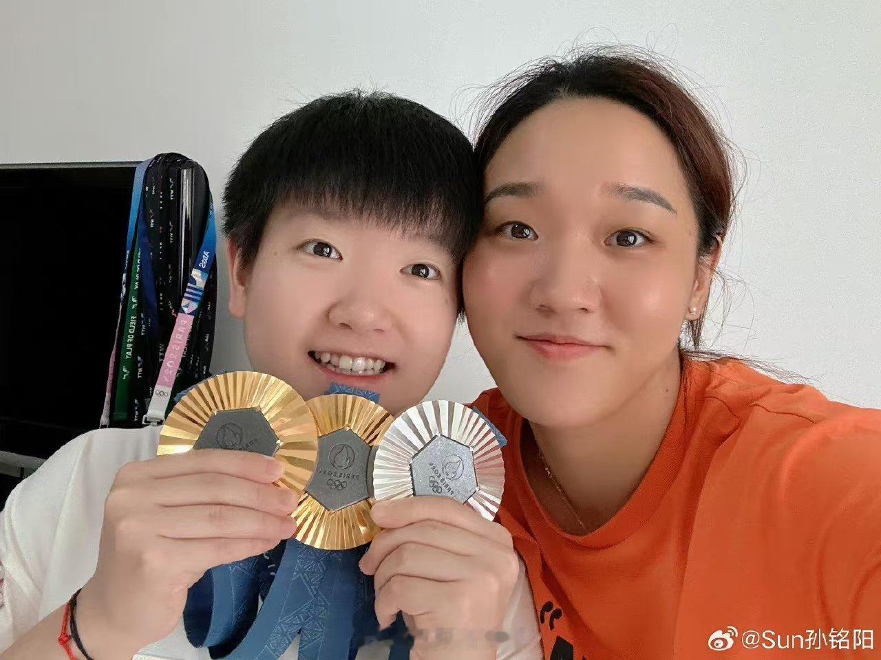 【#孙铭阳孙颖莎合照#】#孙铭阳晒和孙颖莎合照#8月13日，孙铭阳发博晒与孙颖莎
