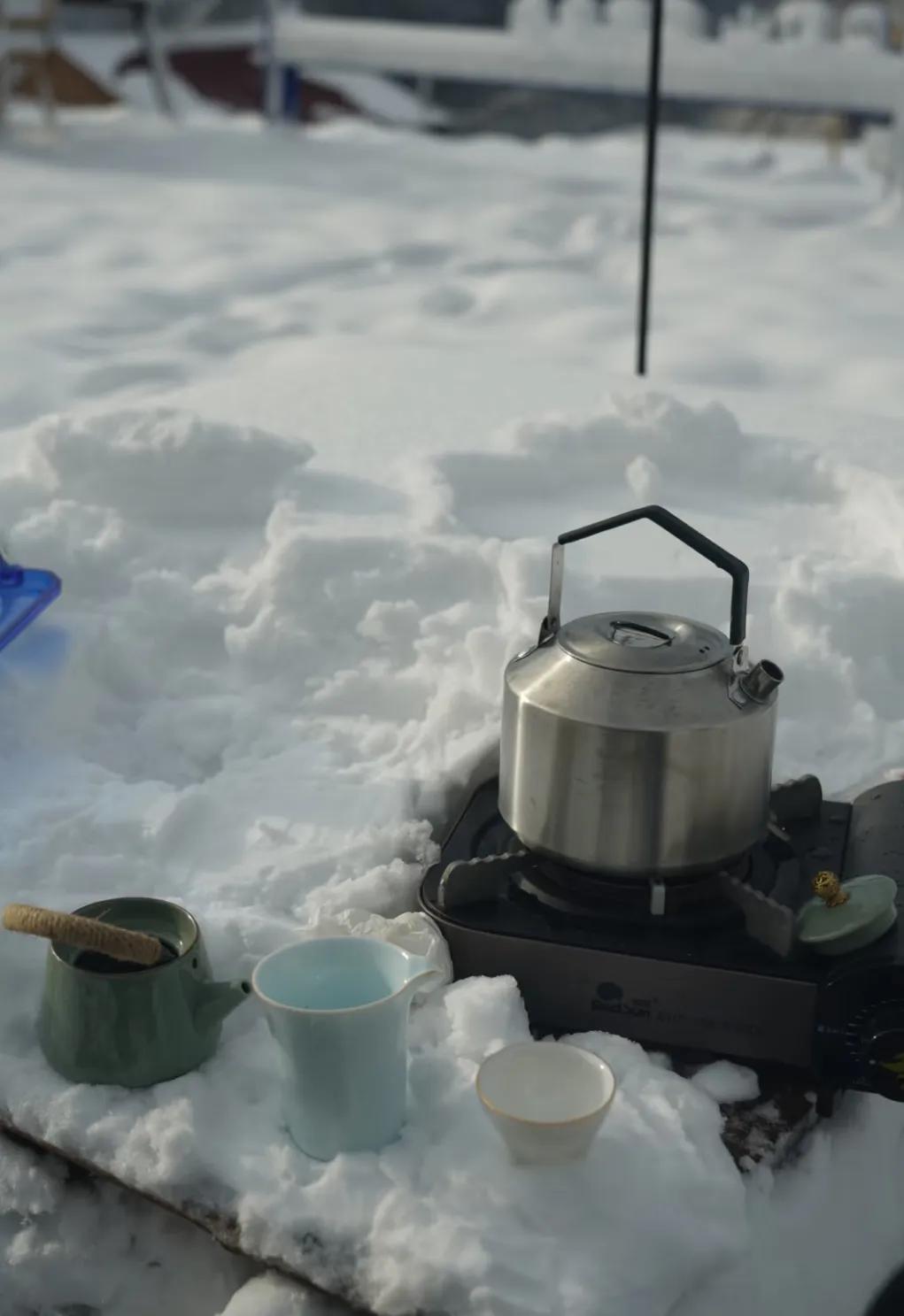前几天西安下雪（靠山的区域），有网友走到半路，车打滑走不动了，于是停下来赏雪。