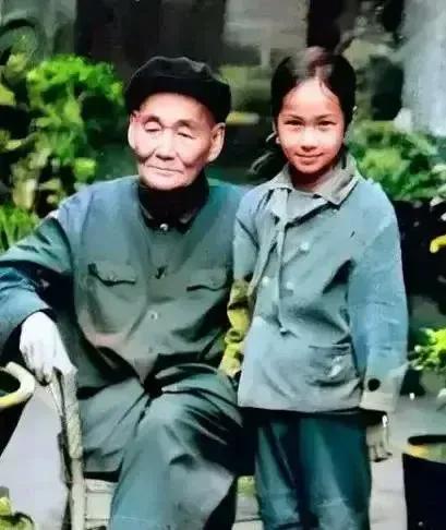 70年代，一个小女孩和姥爷的合影，当时的她只有七八岁，相信很多人第一眼就知道她是