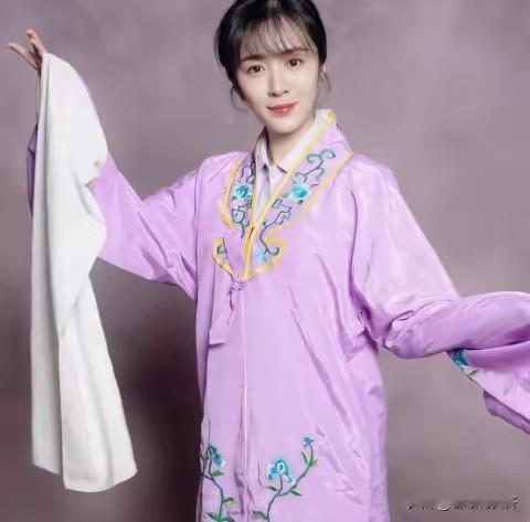 《主角》米兰临走前教会了易青娥两件事，既帮了易青娥，也成全了自己的体面。
   
