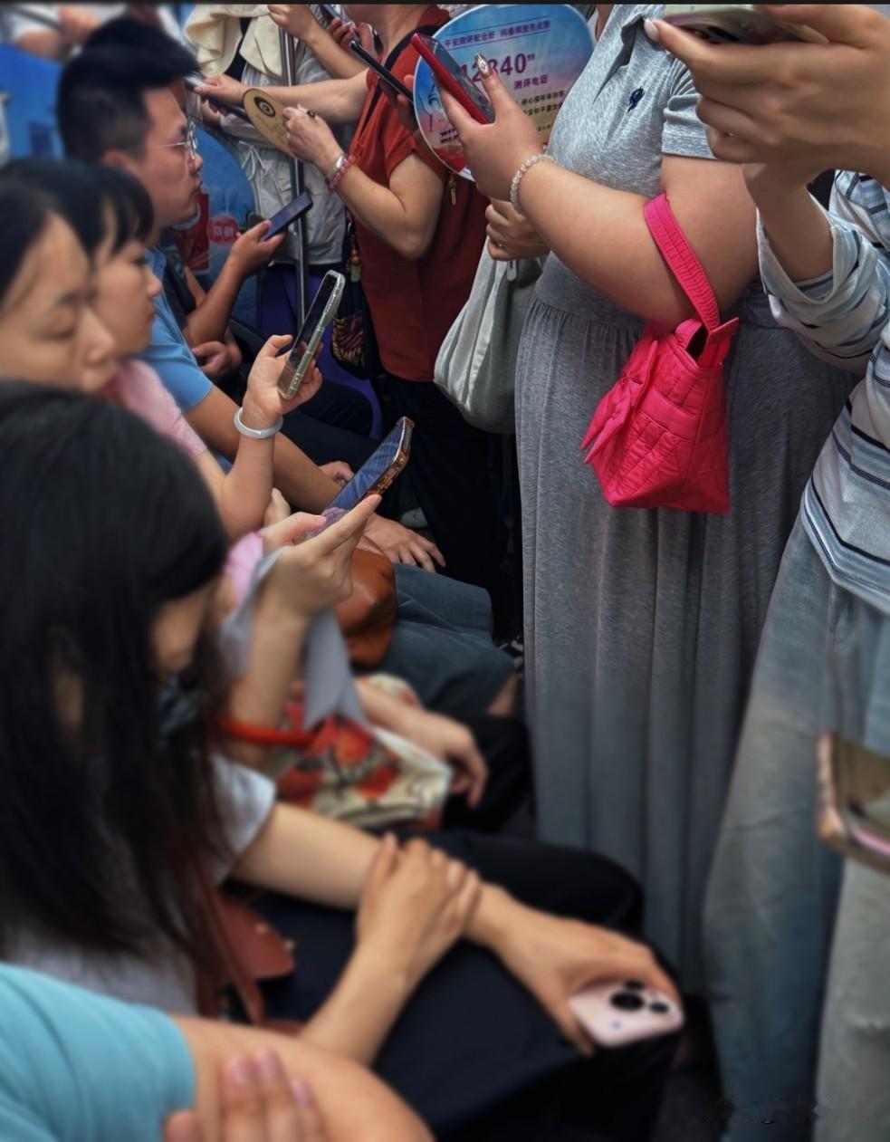 哎，离了手机咱还怎么活？[捂脸]
