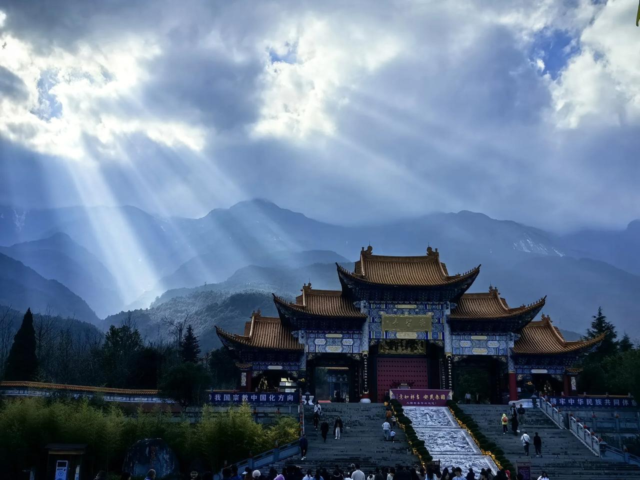 大美洱海，崇圣寺和一千多年前的石塔。
梦里寻乡千百次，蓦然回首，竟在云深处。耳畔