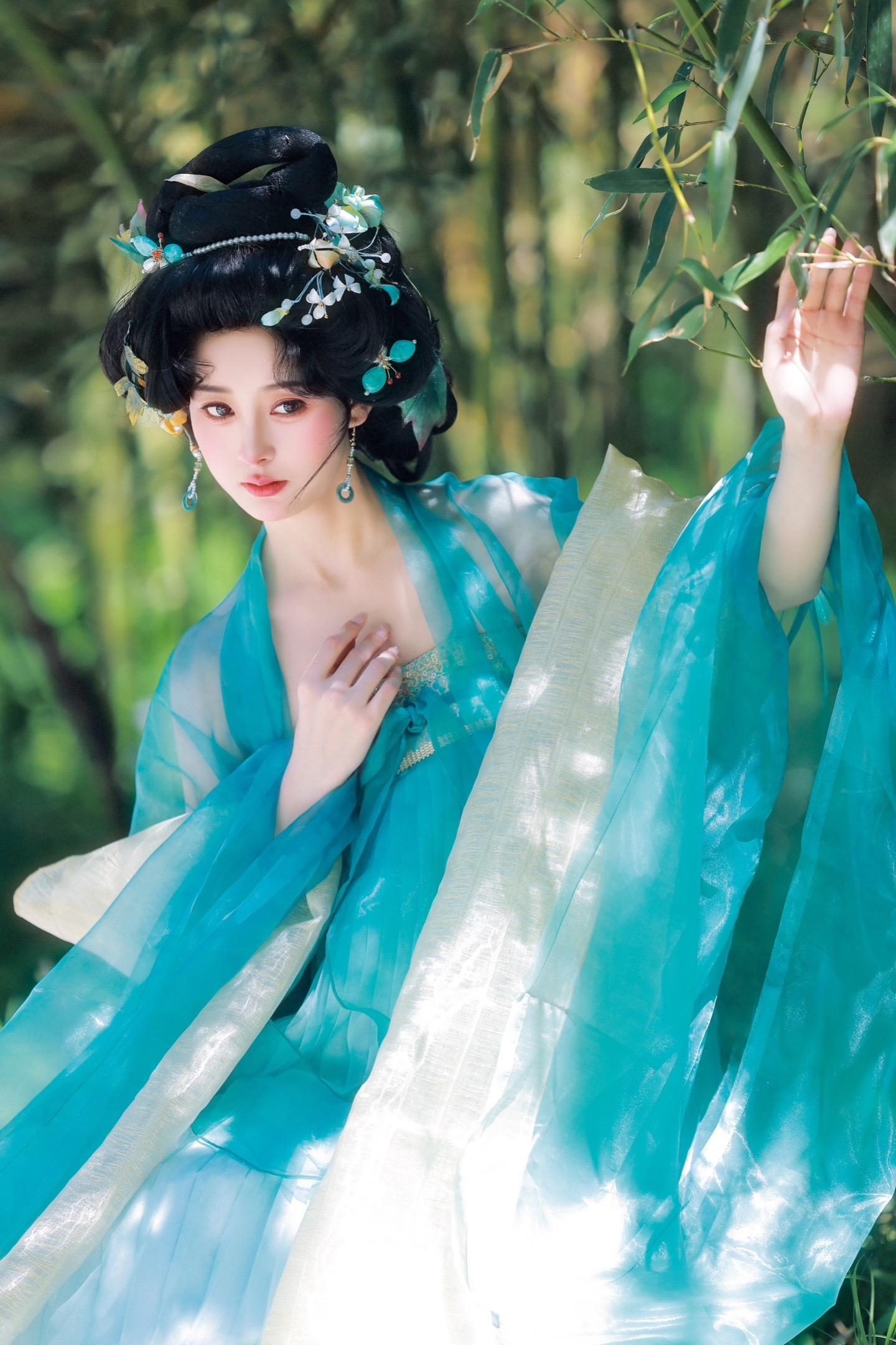 “你携光而来” | 竹林带来的光影太绝了。热爱光影
摄/后：我
出镜： 
💄