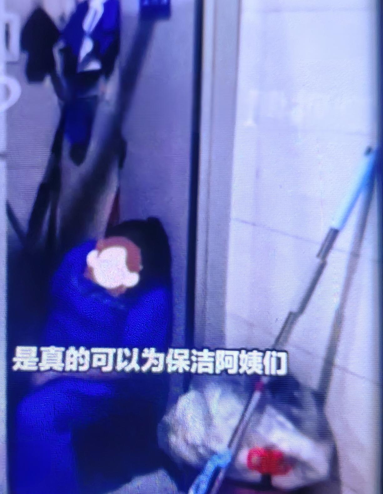 暖心后续！保洁大姐通风管道里纸壳当椅，失主一个举动改变了一切

在北京某商场熙攘