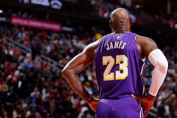 其实我们的青春早就该落幕了，是詹姆斯，一直在帮我们撑着！你可以不喜欢勒布朗，但你