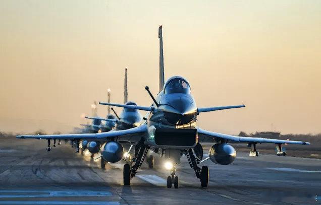 【 】迎着朝阳，开启全新一天。现在别懈怠，未来不将就。那些默默努力的时光，会积累