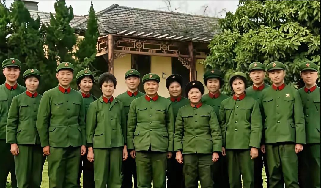 这是一张拍摄于70年代的全家福，照片里的一家人都是军人，身着绿戎装，个个气质挺拔